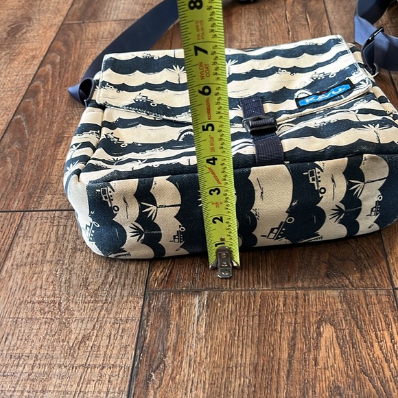Kavu Navy and Beige ocean Patterned Messenger Bag - Picture 6 of 9